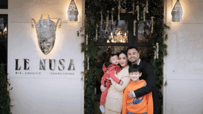 Raffi Ahmad bersama Nagita dan kedua putranya di Paris. (instagram)