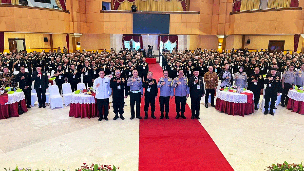 Foto bersama di sela rakornas Mitra Senkom Polri di Jakarta. (*)