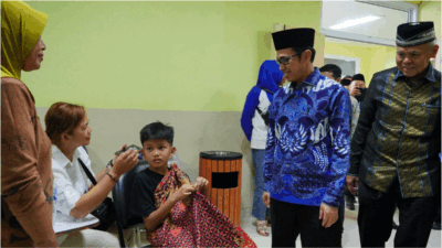 Rektor Unand pantau pelaksanaan khitanan massal di Rumah Sakit Unand, Limau Manis, Padang.