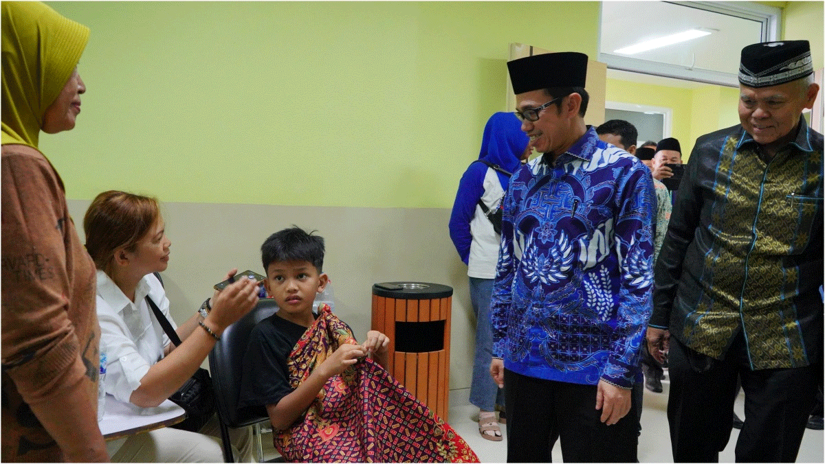 Rektor Unand pantau pelaksanaan khitanan massal di Rumah Sakit Unand, Limau Manis, Padang.