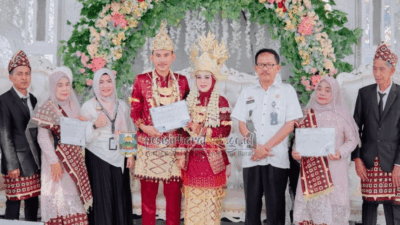 Foto bersama di sebuah resepsi pernihakan yang ditandai dengan peluncuran Program Sakinah. (kominfotiksan pesibar)