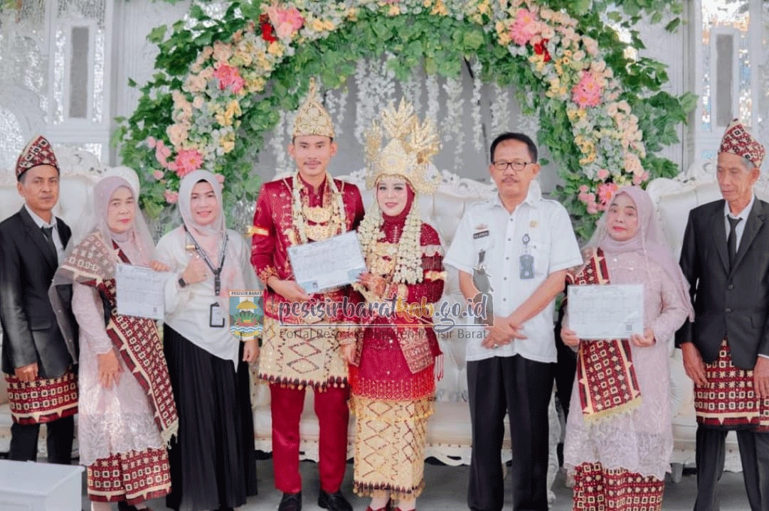 Foto bersama di sebuah resepsi pernihakan yang ditandai dengan peluncuran Program Sakinah. (kominfotiksan pesibar)