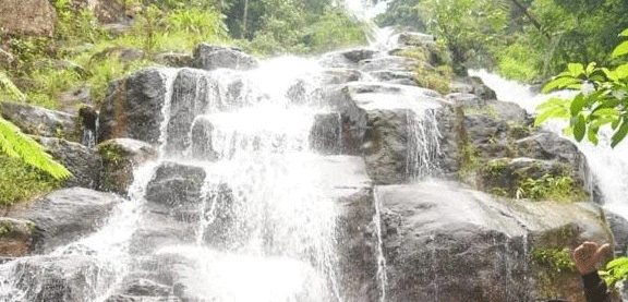 Air terjun Sarasah yang terletak di pedalaman hutan Bukit Sarasah, Koto Baru, Ulu Gadut, Kelurahan Limau Manis Selatan, Kecamatan Pauh, Padang. (humas)