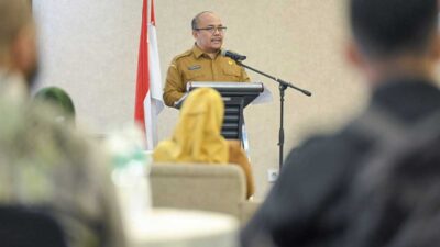 Sekretaris Daerah Provinsi Sumatera Barat, Hansastri menjadi pembicara utama pada sosialisasi dan deklarasi penyiaran yang digelar oleh Komisi Penyiaran Indonesia Daerah (KPID) Sumbar di Axana Hotel Padang, Selasa (5/12/2023). (pemprov)
