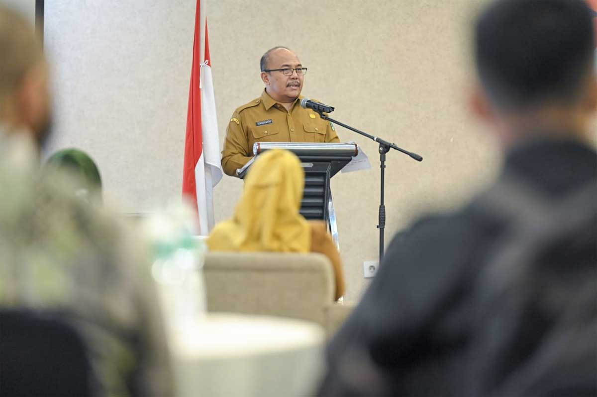 Sekretaris Daerah Provinsi Sumatera Barat, Hansastri menjadi pembicara utama pada sosialisasi dan deklarasi penyiaran yang digelar oleh Komisi Penyiaran Indonesia Daerah (KPID) Sumbar di Axana Hotel Padang, Selasa (5/12/2023). (pemprov)