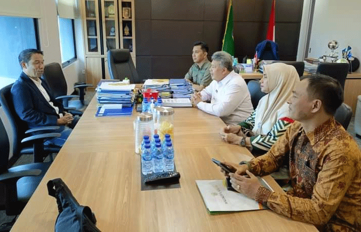 Wali Kota Zul Elfian dan jajaran audiensi dengan Sekjen PSSI, Yunus Nusi di Jakarta