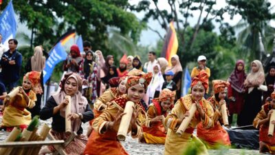 Penampilan kesenian Tanah Datar. (prokopim)