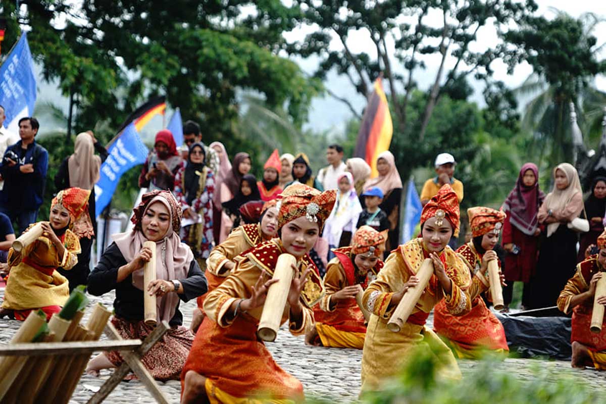 Penampilan kesenian Tanah Datar. (prokopim)