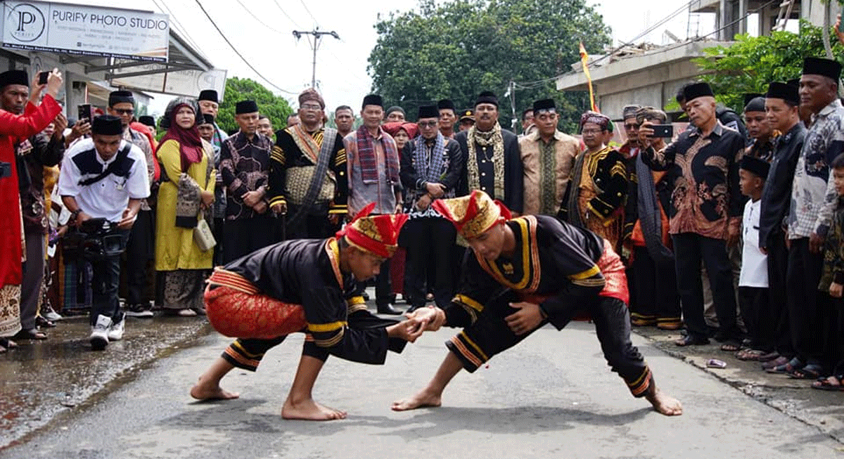 Bupati Tanah Datar dan rombongan disambut dengan seni tradisional di Rambatan. (prokopim)
