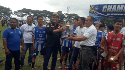 Bupati Epyardi Asda serahkan hadiah pada pemenang Bupati Solok Cup II