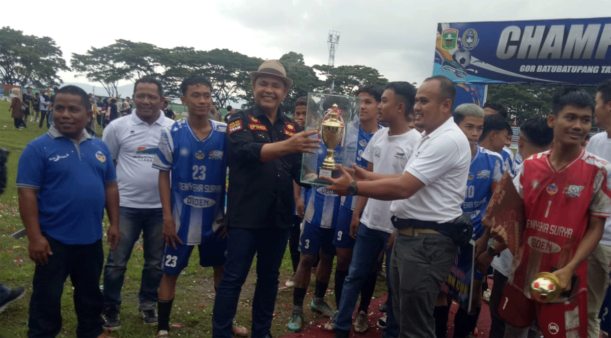 Bupati Epyardi Asda serahkan hadiah pada pemenang Bupati Solok Cup II
