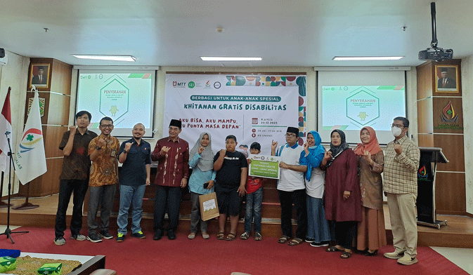 Foto bersama di sela khitanan gratis di Rumah Sakit Unand