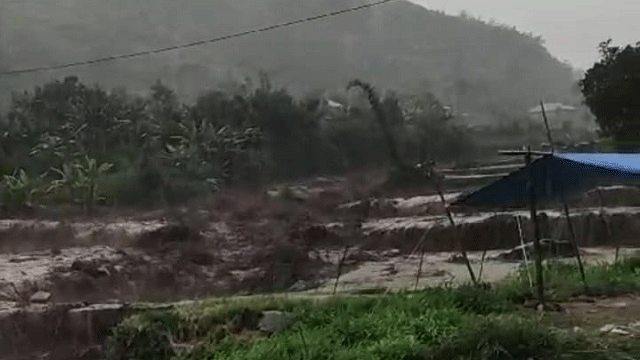 Banjir bandang di Nagari Surian