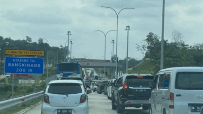 Antrean kendaraan di pintu tol. (riau.go.id)