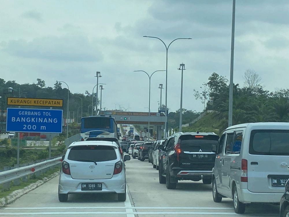 Antrean kendaraan di pintu tol. (riau.go.id)