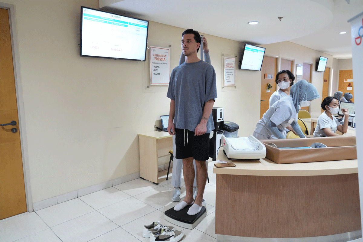 Tom Haye jalani serangkaian pemeriksaan di rumah sakit. (pssi)