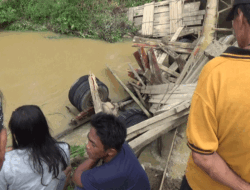 Jembatan Rusak Makan Korban, Truk Tercebur ke Sungai di Dharmasraya 7 Jembatan Rusak Makan Korban, Truk Tercebur ke Sungai di Dharmasraya