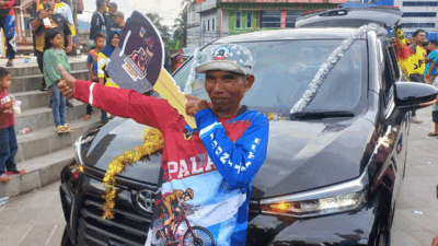 Pak Icun setelah menerima hadiah mobil