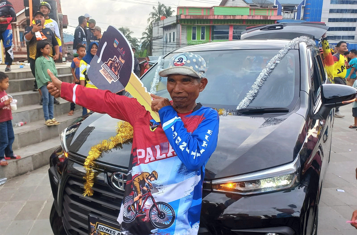 Pak Icun setelah menerima hadiah mobil
