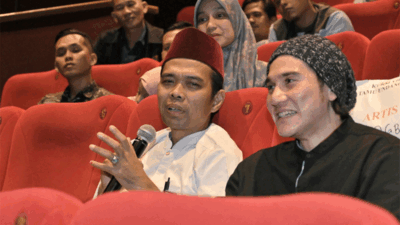 Ustadz Abdul Somad saksikan film Buya Hamka di di Bioskop XXI, Transmart, Padang. (pemprov)