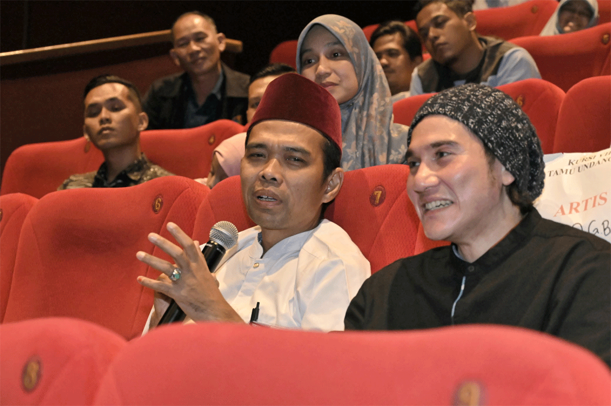 Ustadz Abdul Somad saksikan film Buya Hamka di di Bioskop XXI, Transmart, Padang. (pemprov)