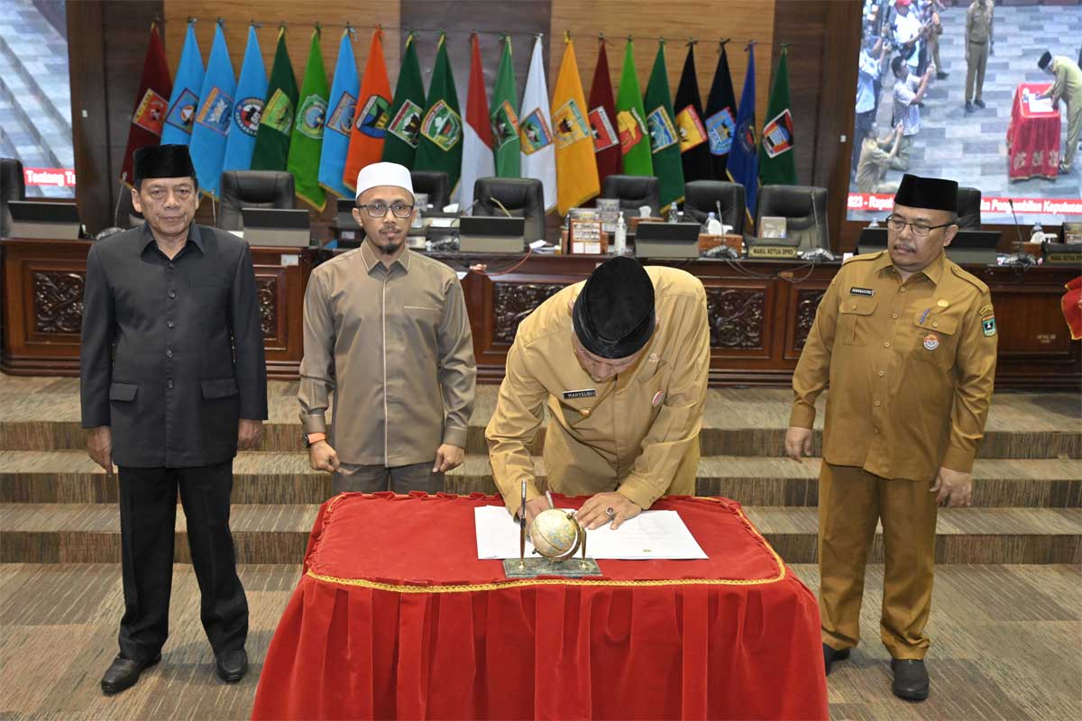 Gubernur Mahyeldi tanda tangani perda yang disahkan DPRD Sumbar. (pemprov)