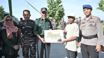 Gubernur Mahyeldi serahkan hadiah pada warga yang mengumpulkan sampah di laut. (Biro Adpim)