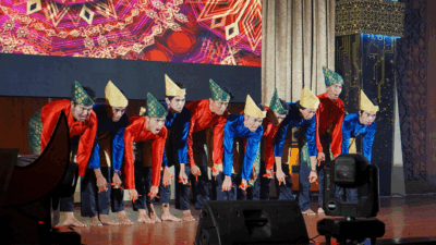 Mahasiswa pertukaran mahasiswa merdeka di Unand tampilkan kesenian daerah. (humas)