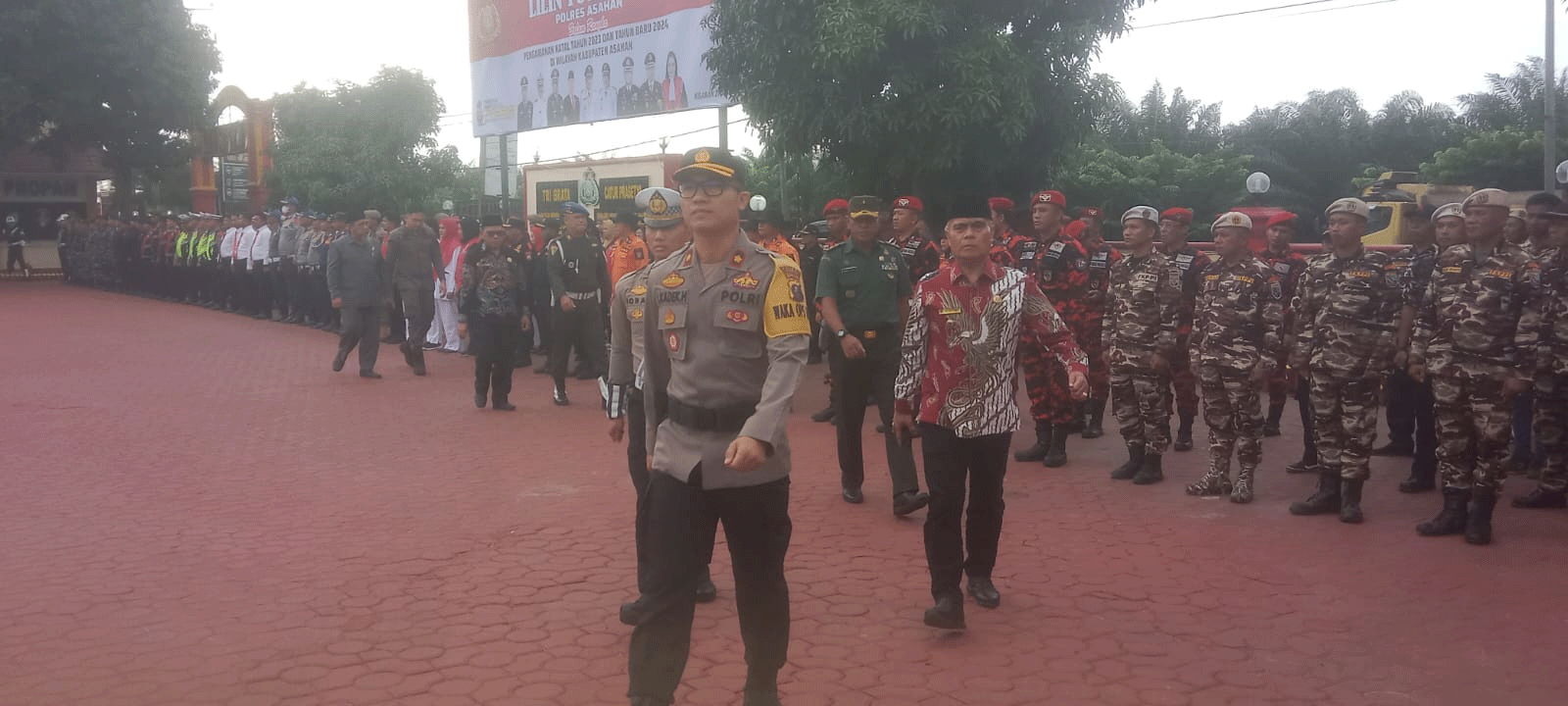 Waka polres dan pejabat lainnya periksa barisan pasukan pengamanan Nataru