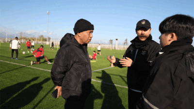 Wakil Ketua Umum PSSI, Zainuddin Amali diskusi dengan pelatih timnas, Shin Tae-yong. (pssi)