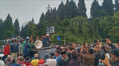 Warga demo di Arosuka.