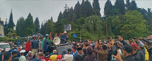 Warga demo di Arosuka.