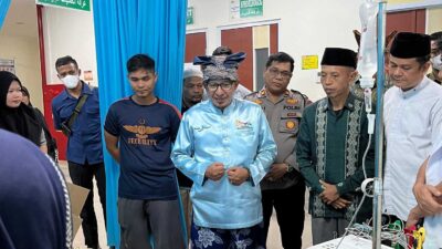 Bupati Eka Putra bezuk warga Tanah Datar yang tersambar petir yang menjalani perawatan di rumah sakit. (prokopim)