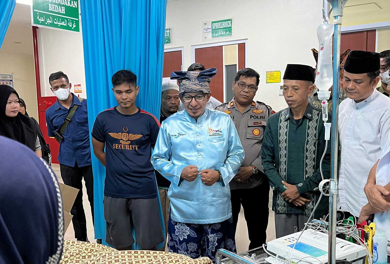 Bupati Eka Putra bezuk warga Tanah Datar yang tersambar petir yang menjalani perawatan di rumah sakit. (prokopim)