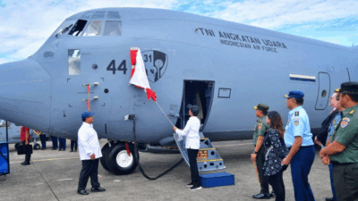 Presiden Joko Widodo menyaksikan penyerahan pesawat C-130J-30 Super Hercules A-1344 di Pangkalan TNI AU Halim Perdanakusuma, Jakarta, Rabu (24/1/2024). (BPMI Setpres/Vico)