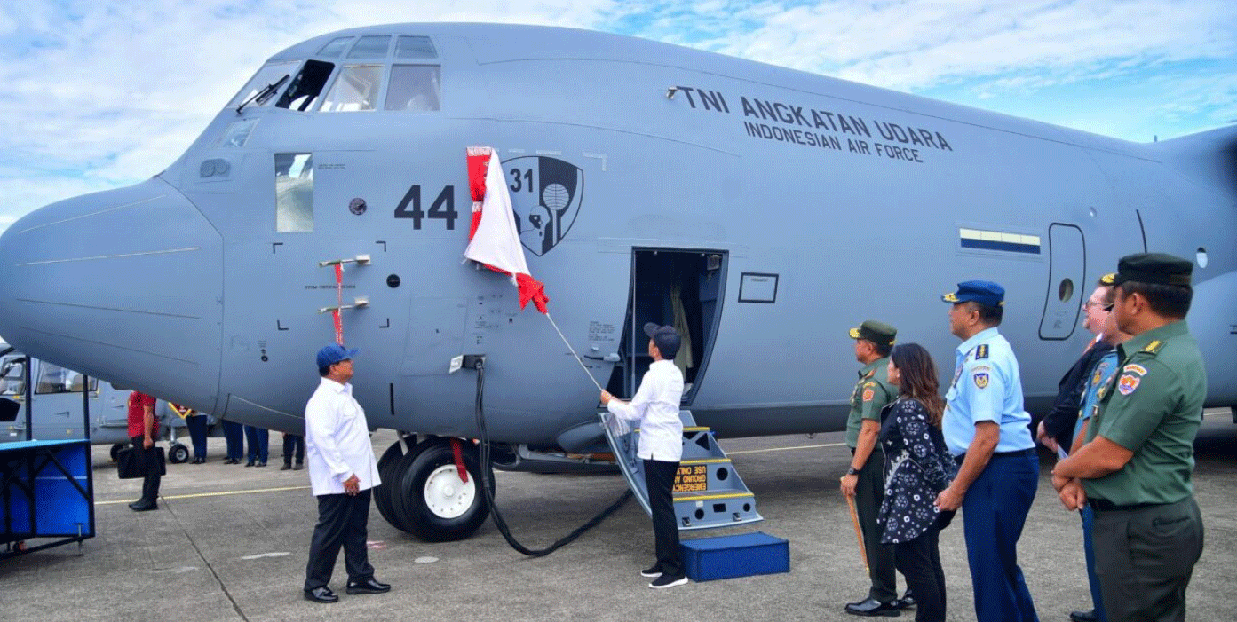Presiden Joko Widodo menyaksikan penyerahan pesawat C-130J-30 Super Hercules A-1344 di Pangkalan TNI AU Halim Perdanakusuma, Jakarta, Rabu (24/1/2024). (BPMI Setpres/Vico)