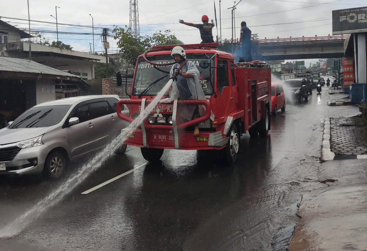 Petugas bersihkan abu akibat erupsi Marapi di Padang Panjang. (kominfo)