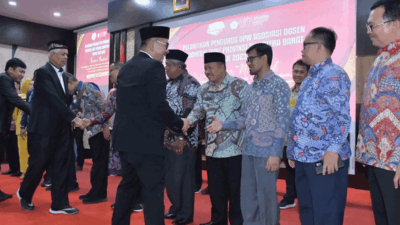Pemberian ucapan selamat pada pengurus yang dilantik