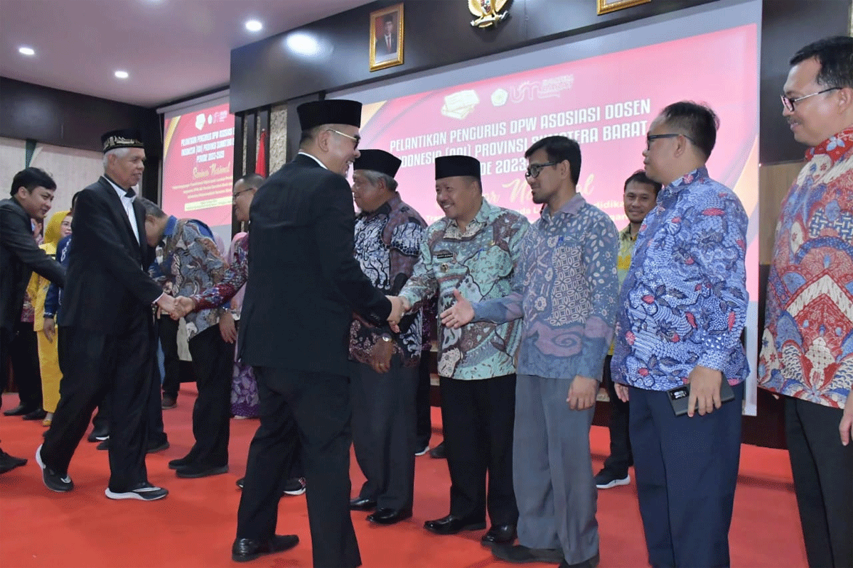 Pemberian ucapan selamat pada pengurus yang dilantik