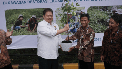 Ceremonial bersama Airlangga Hartarto (Menteri Koordinator Bidang Perekonomian Republik Indonesia) di program penanaman 5.000 pohon bersama Cargill.