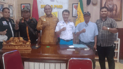 Foto bersama usai pertemuan Pengurus Aliansi Komunikasi Wartawan dengan Kepala Dinas PMD Labuhanbatu Selatan