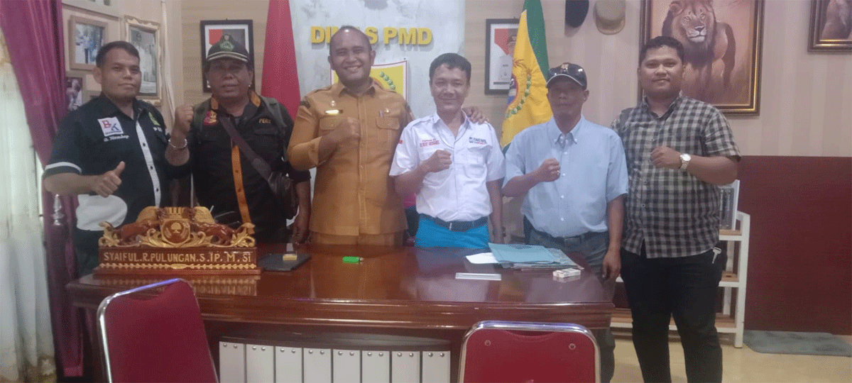 Foto bersama usai pertemuan Pengurus Aliansi Komunikasi Wartawan dengan Kepala Dinas PMD Labuhanbatu Selatan