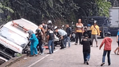 Diduga Akibat Blong Rem, Ambulan RSUD Sungai Dareh Kecelakaan di Sitinjau Lauik