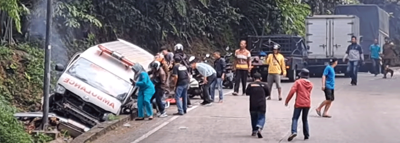 Ambulan yang mengalami kecelakaan di Sitinjau Laui. (YouTube/sitinjau lauik channel)