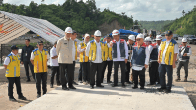 Menteri PUPR, Basuki Hadimuljono tinjau pembangunan tol Padang Sicincin. (Biro Adpim)