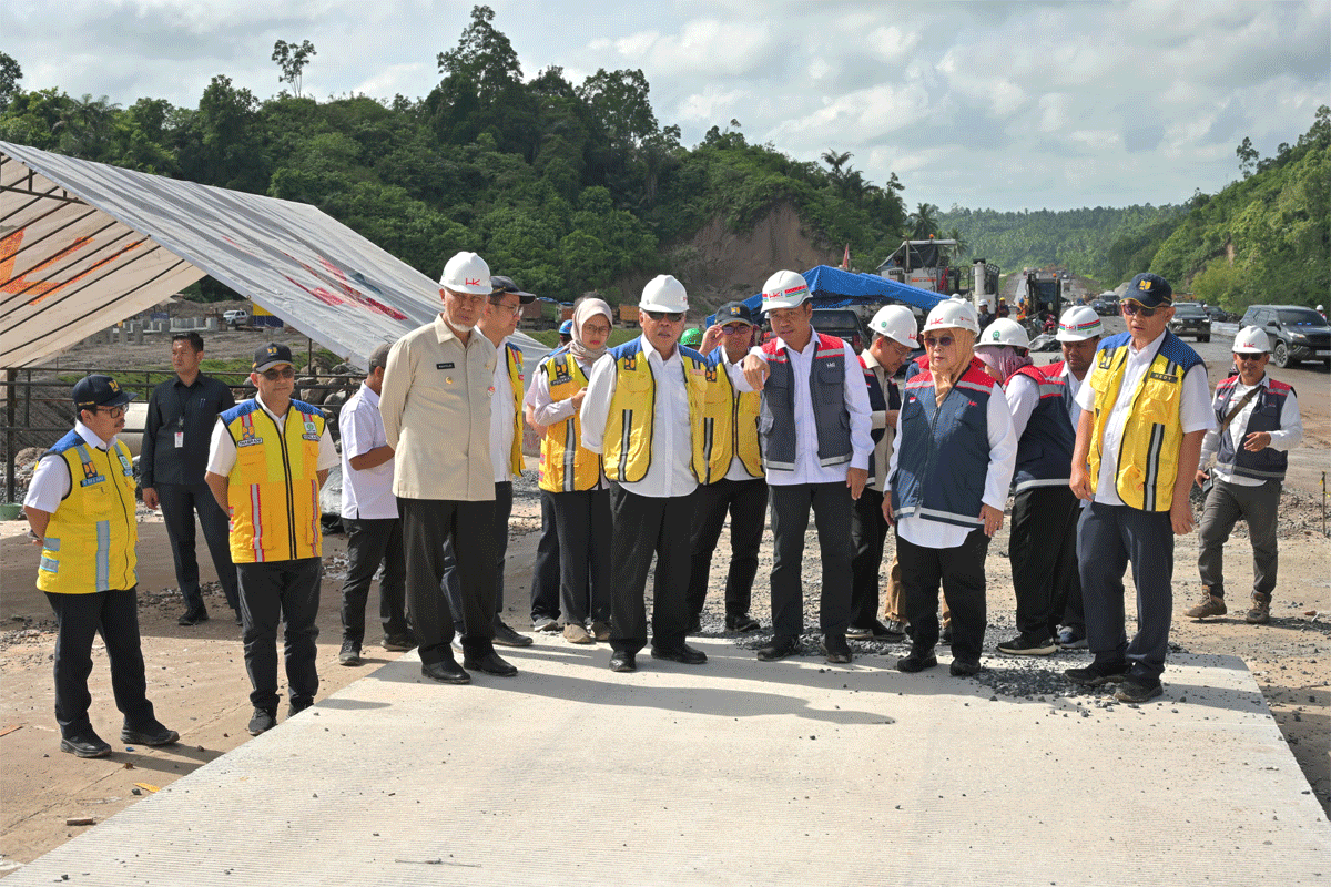 Menteri PUPR, Basuki Hadimuljono tinjau pembangunan tol Padang Sicincin. (Biro Adpim)