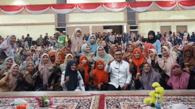 Bupati Solok foto bersama dengan tenaga kependidikan usai audiensi
