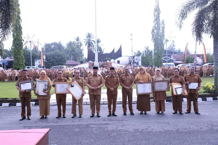 Foto bersama usai apel perdana.