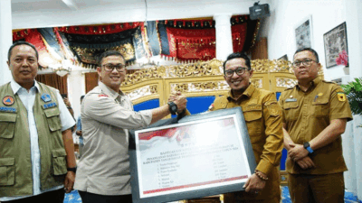 Penyerahan bantuan dari BNPB untuk penanganan erupsi Marapi ke Pemkab Tanah Datar. (prokopim)