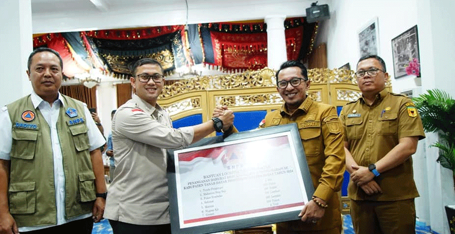 Penyerahan bantuan dari BNPB untuk penanganan erupsi Marapi ke Pemkab Tanah Datar. (prokopim)